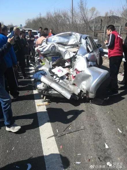 7 feridos após a colis?o de 16 carros na via expressa Beijing-Tibete