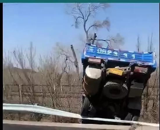 7 feridos após a colis?o de 16 carros na via expressa Beijing-Tibete