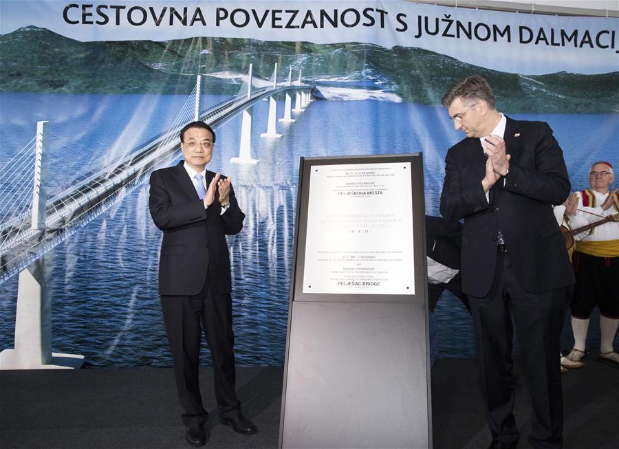 Especial: Premiês chinês e croata visitam obras da Ponte Peljesac sob forte chuva
