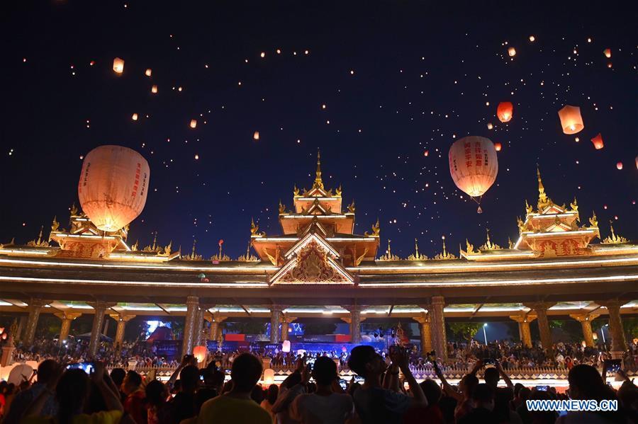Yunnan: popula??es lan?am bal?es “Kongming” ao longo do rio Lancang