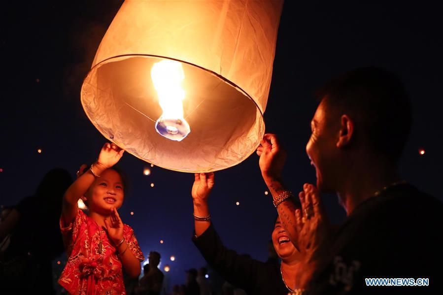 Yunnan: popula??es lan?am bal?es “Kongming” ao longo do rio Lancang