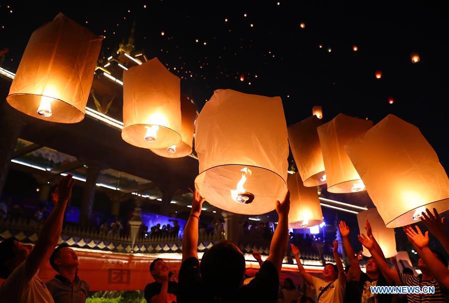 Yunnan: popula??es lan?am bal?es “Kongming” ao longo do rio Lancang