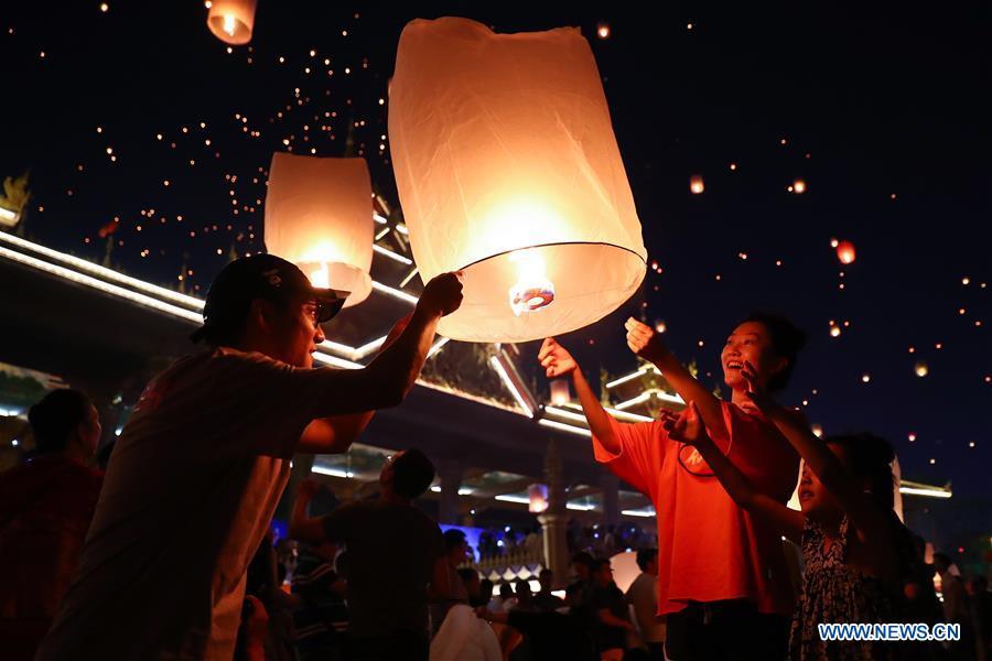 Yunnan: popula??es lan?am bal?es “Kongming” ao longo do rio Lancang