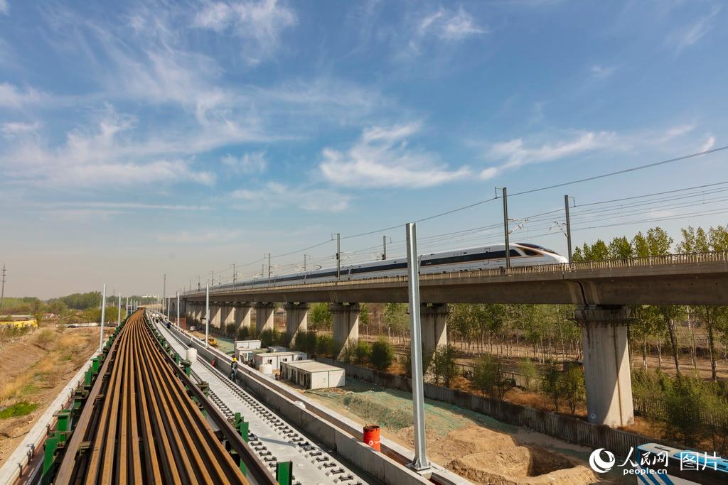 Ferrovia Beijing-Xiongan: Iniciada a instala??o de carris no segmento Liying, Beijing