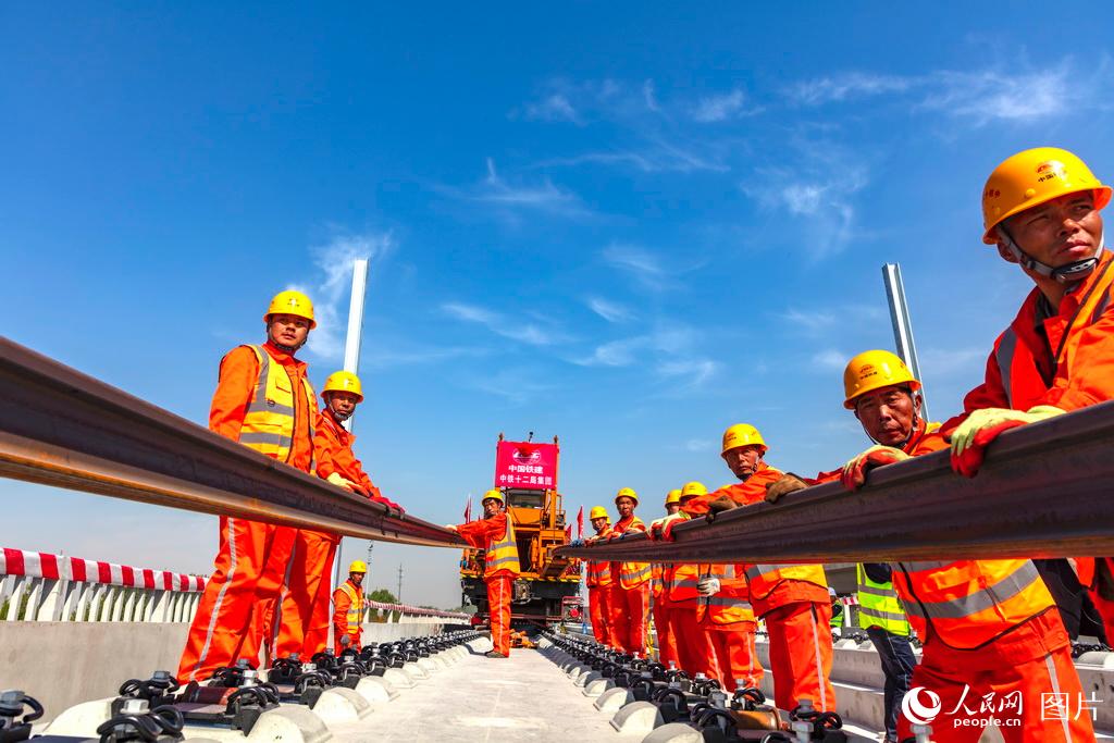 Ferrovia Beijing-Xiongan: Iniciada a instala??o de carris no segmento Liying, Beijing