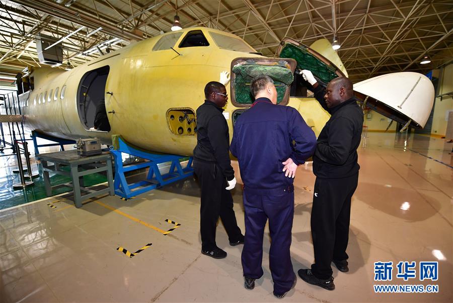 Pilotos angolanos recebem forma??o para manuseamento de avi?es MA60