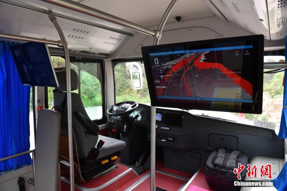 Galeria: ?nibus de condu??o automática desafia ponte de vidro em Hunan