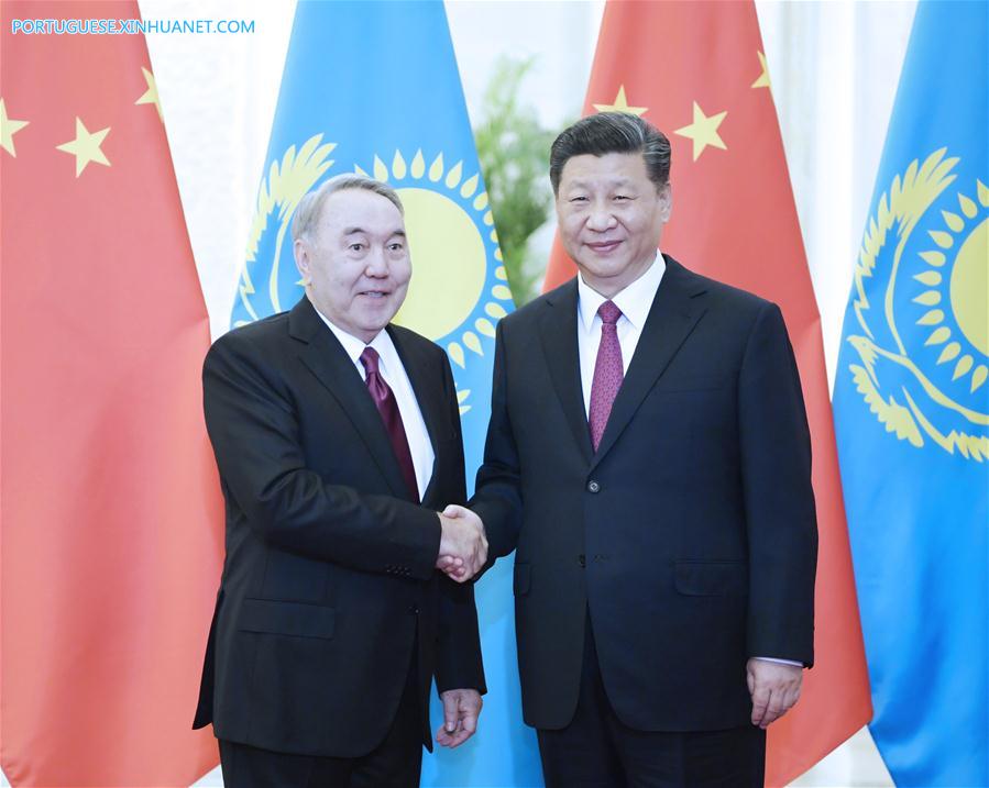 Xi Jinping reúne-se com o primeiro presidente do Cazaquist?o