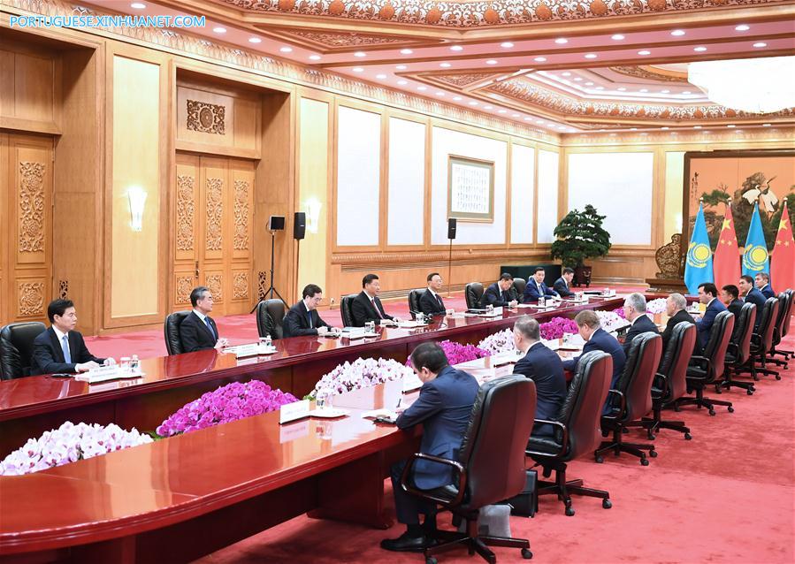 Xi Jinping reúne-se com o primeiro presidente do Cazaquist?o
