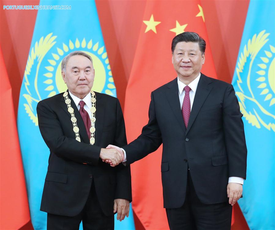 Xi Jinping reúne-se com o primeiro presidente do Cazaquist?o