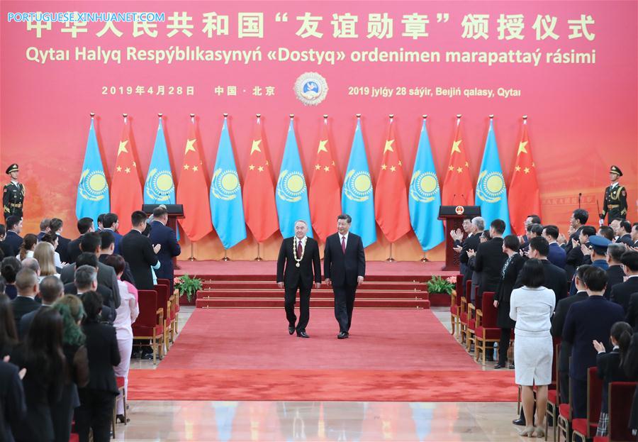 Xi Jinping reúne-se com o primeiro presidente do Cazaquist?o