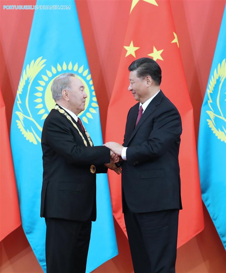 Xi Jinping reúne-se com o primeiro presidente do Cazaquist?o