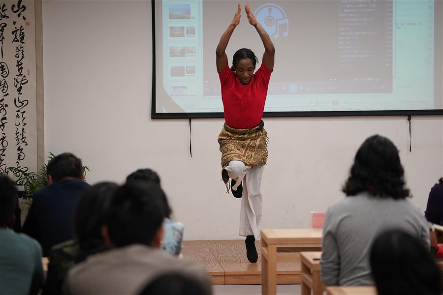 Jovens representantes e estudantes estrangeiros realizam intercambio cultural em Nanjing