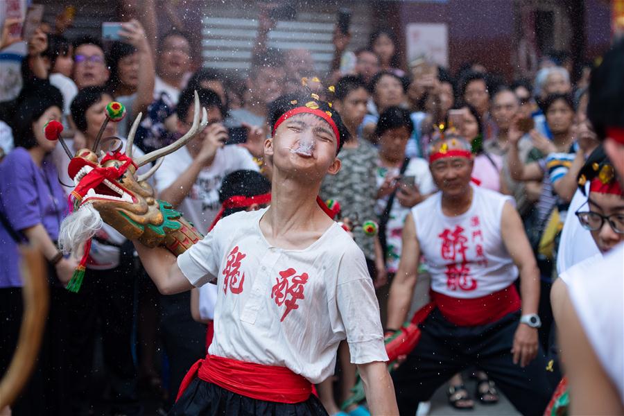 Festival do Drag?o Bêbado realizado para celebrar o aniversário de Buda em Macau