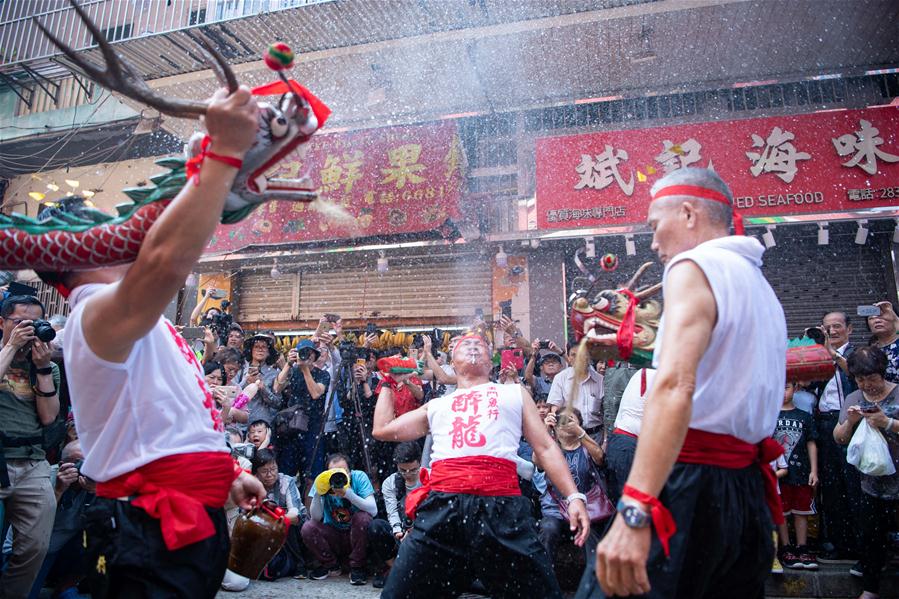 Festival do Drag?o Bêbado realizado para celebrar o aniversário de Buda em Macau
