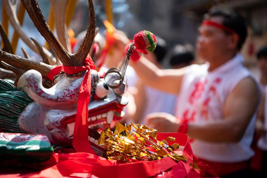 Festival do Drag?o Bêbado realizado para celebrar o aniversário de Buda em Macau