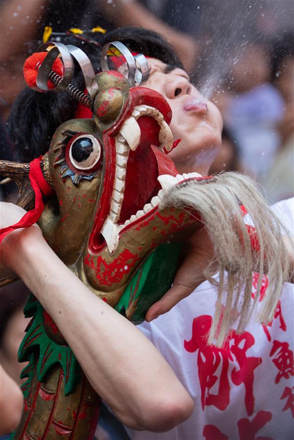 Festival do Drag?o Bêbado realizado para celebrar o aniversário de Buda em Macau