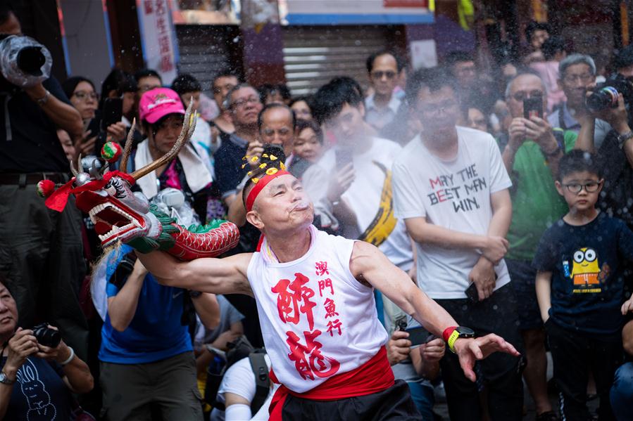 Festival do Drag?o Bêbado realizado para celebrar o aniversário de Buda em Macau