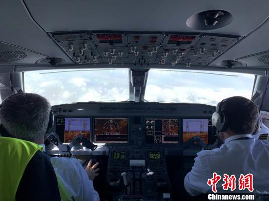 Avi?o “Tubar?o” da Embraer aterra no aeroporto de Qinghai