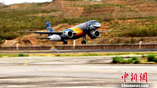 Avi?o “Tubar?o” da Embraer aterra no aeroporto de Qinghai