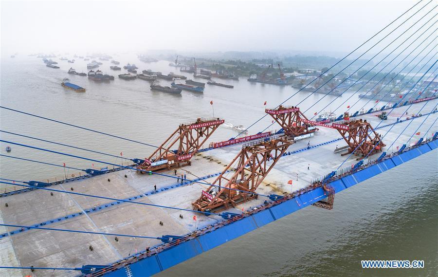 Maior ponte sobre rio Yangtze entra na reta final de constru??o
