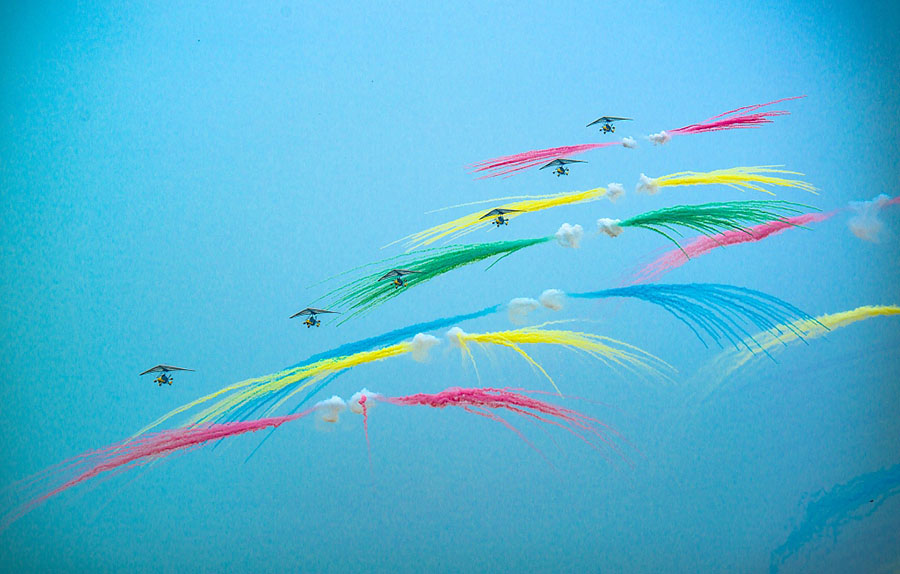 Pilotos realizam acrobacias na exposi??o em Wuhan