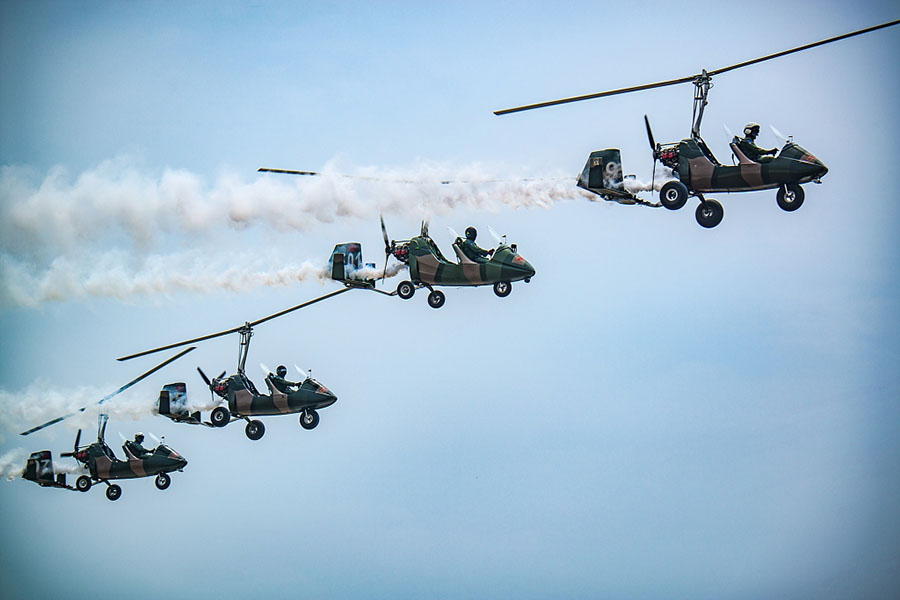 Pilotos realizam acrobacias na exposi??o em Wuhan