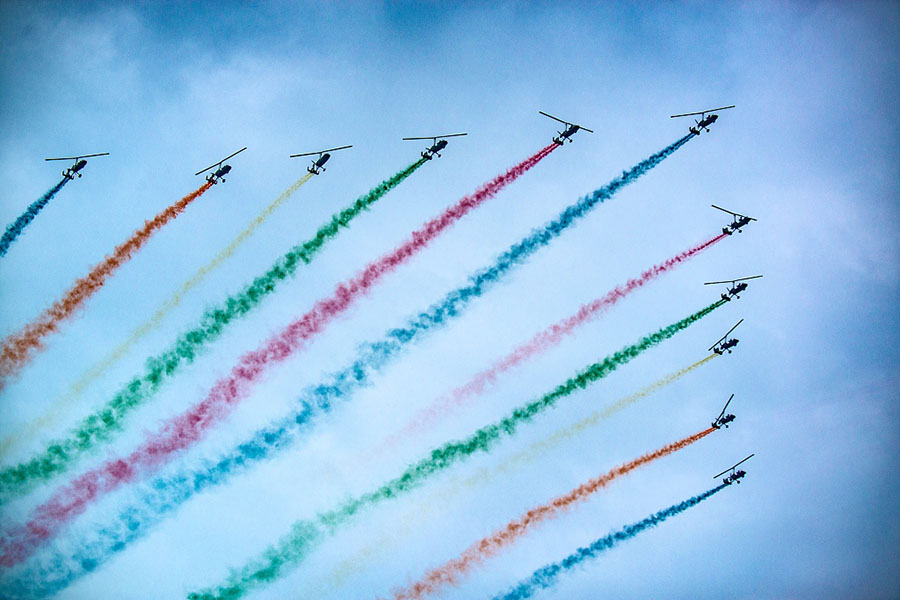 Pilotos realizam acrobacias na exposi??o em Wuhan