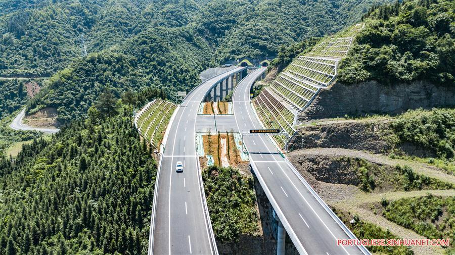 Concluída se??o de Guizhou da rodovia Tongren-Huaihua, no sudoeste da China