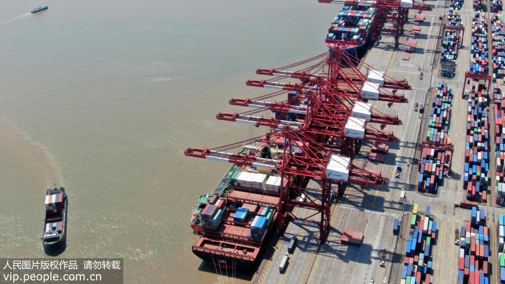 Vis?o aérea: Porto de águas Profundas de Yangshan de Shanghai