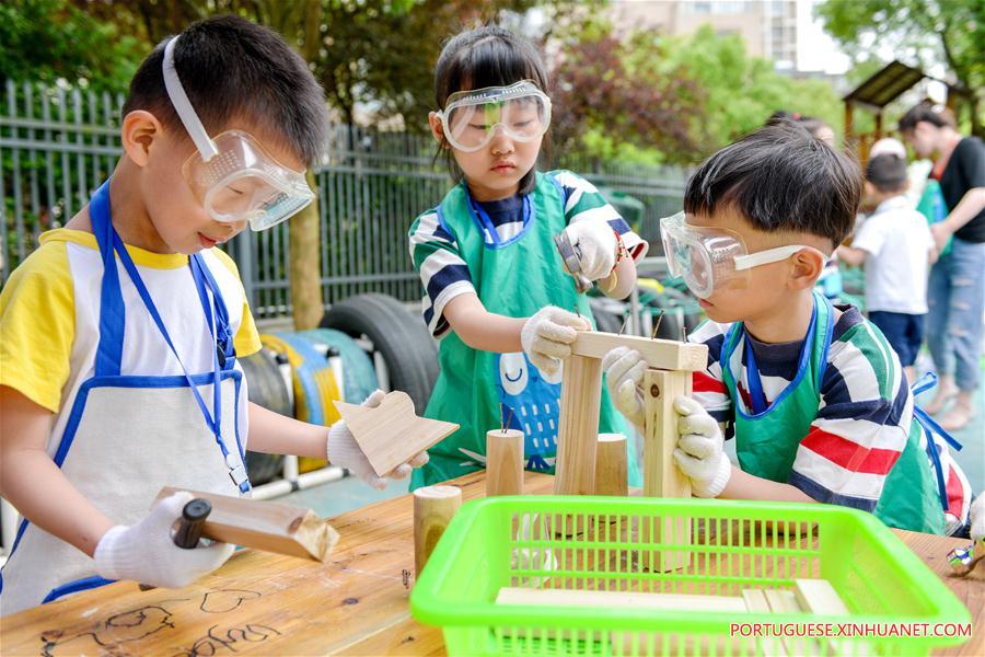 Crian?as chinesas comemoram com atividades o Dia Internacional da Crian?a