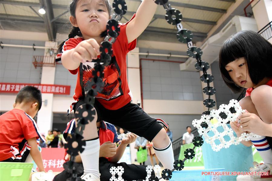 Crian?as chinesas comemoram com atividades o Dia Internacional da Crian?a