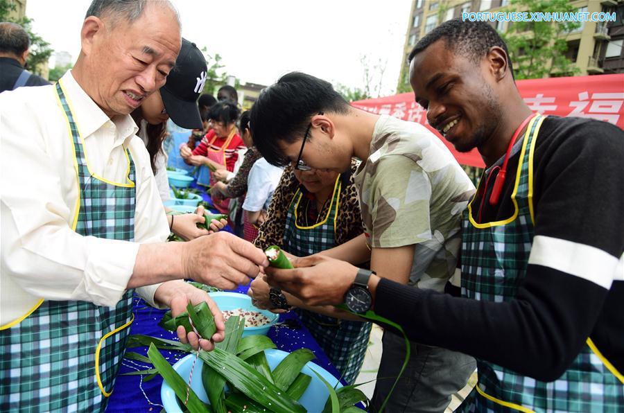 Pessoas preparam Zongzi com a chegada do próximo Festival do Barco-Drag?o
