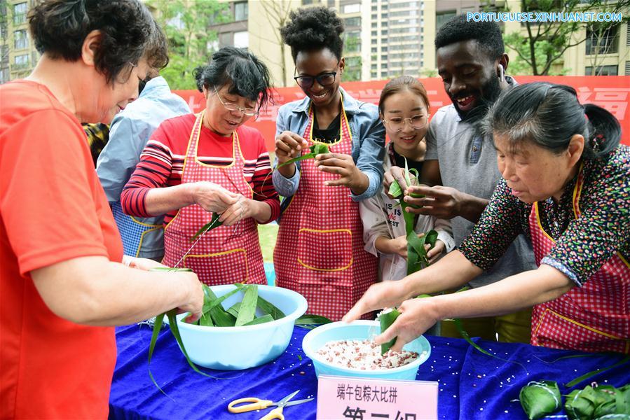 Pessoas preparam Zongzi com a chegada do próximo Festival do Barco-Drag?o