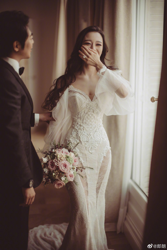 Pianista chinês Lang Lang divulga fotografias em trajes de casamento