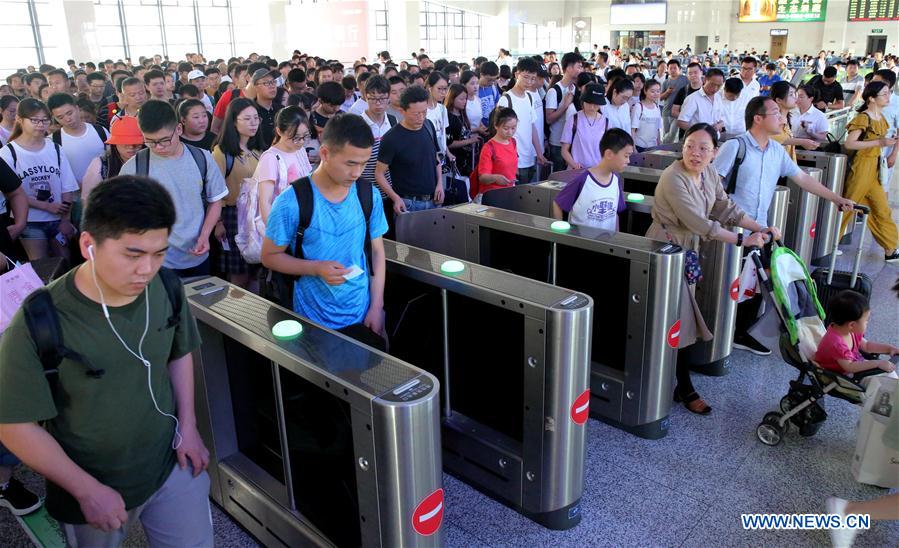 China registra 96 milh?es de viagens domésticas durante o feriado do Festival Barco-Drag?o