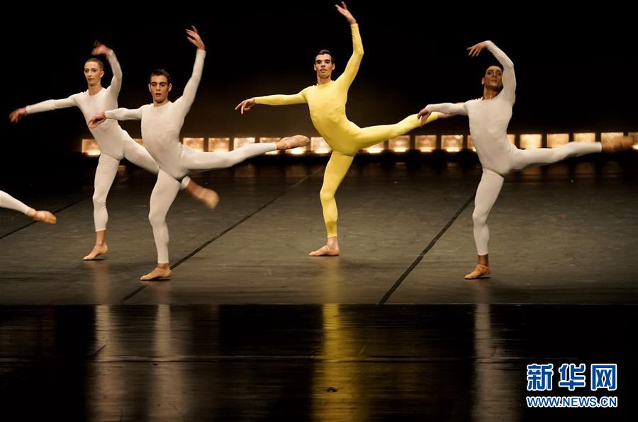 Espectáculo “Quinze Bailarinos e Tempo Incerto” da CNB apresentado em Beijing