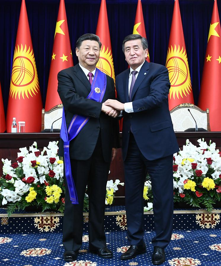 Presidente chinês é condecorado com a mais alta comenda do Quirguist?o