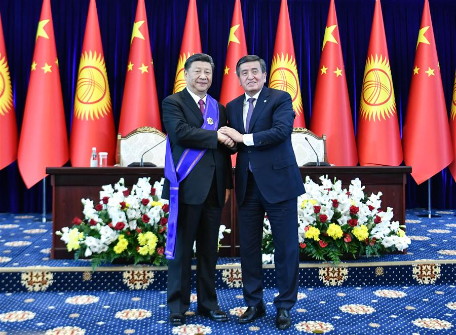Presidente chinês é condecorado com a mais alta comenda do Quirguist?o