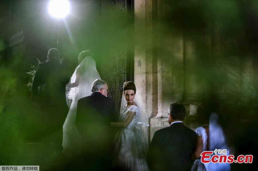 Lisboa: Noivos d?o o nó nos casamentos de Santo António