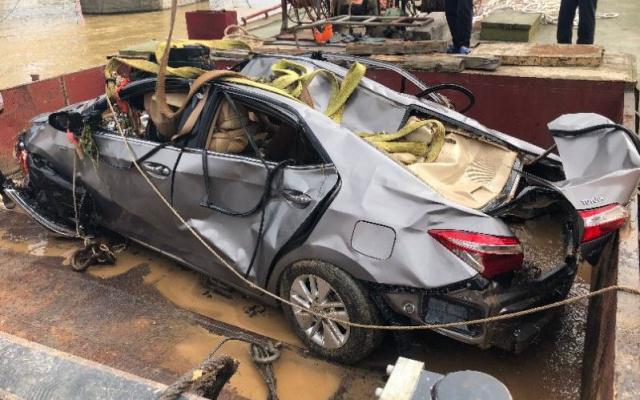 Dois veículos cairam no rio por causa de colapso da ponte em Guangdong