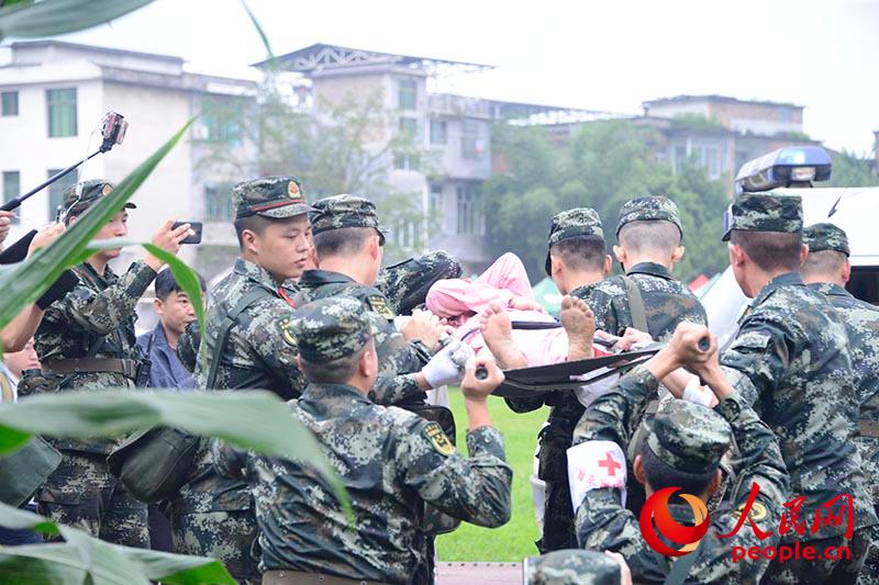 Polícia Armada do Povo Chinês realizam resgate rápido e eficiente