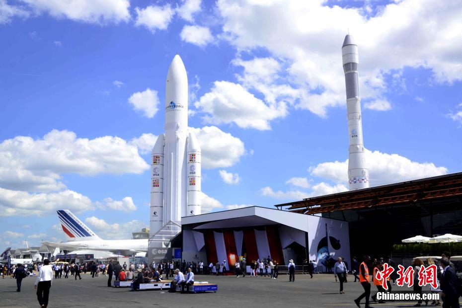 Galeria: O 53o Paris Air Show inaugurada com a participa??o de várias companhias aeronáiticas da China