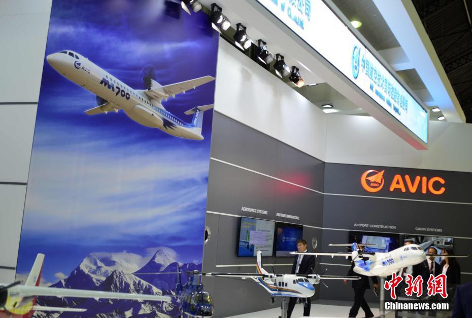 Galeria: O 53o Paris Air Show inaugurada com a participa??o de várias companhias aeronáiticas da China