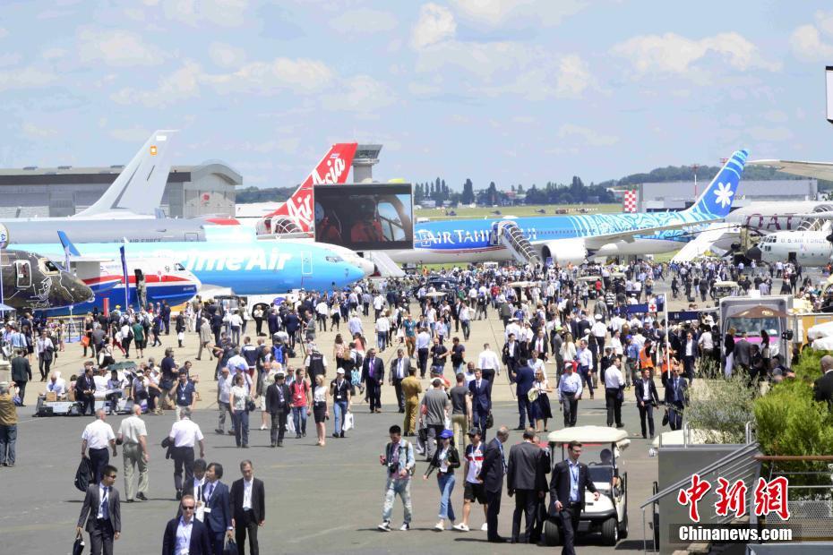 Galeria: O 53o Paris Air Show inaugurada com a participa??o de várias companhias aeronáiticas da China