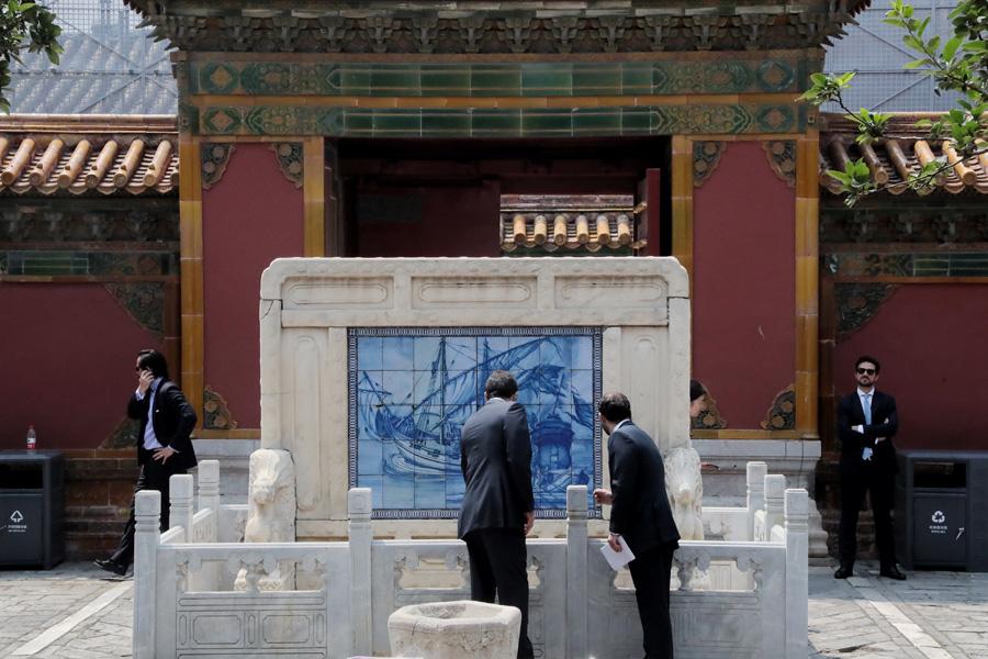 Cidade Proibida é enfeitada com azulejos nas comemora??es de 40 anos de rela??es sino-portuguesas