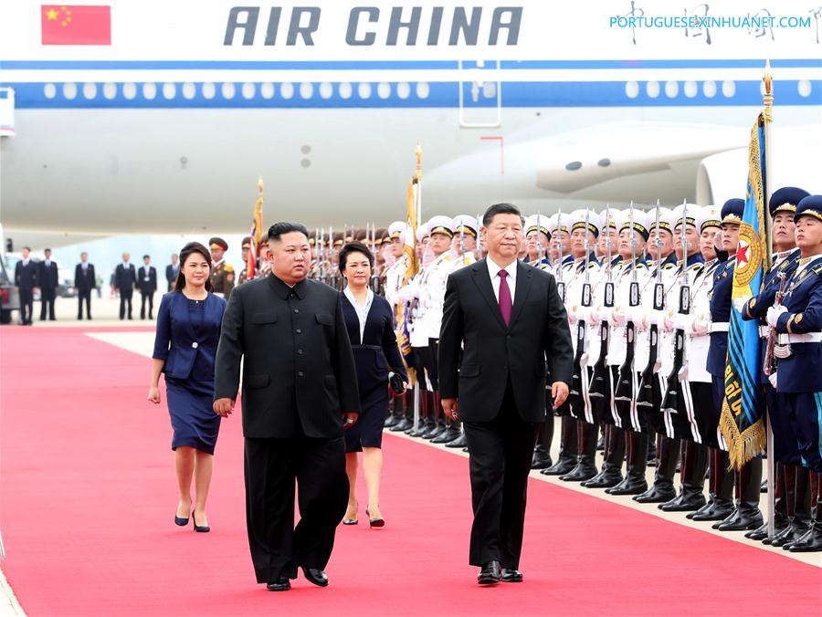 Xi chega à RPDC para visita de Estado com grande acolhimento