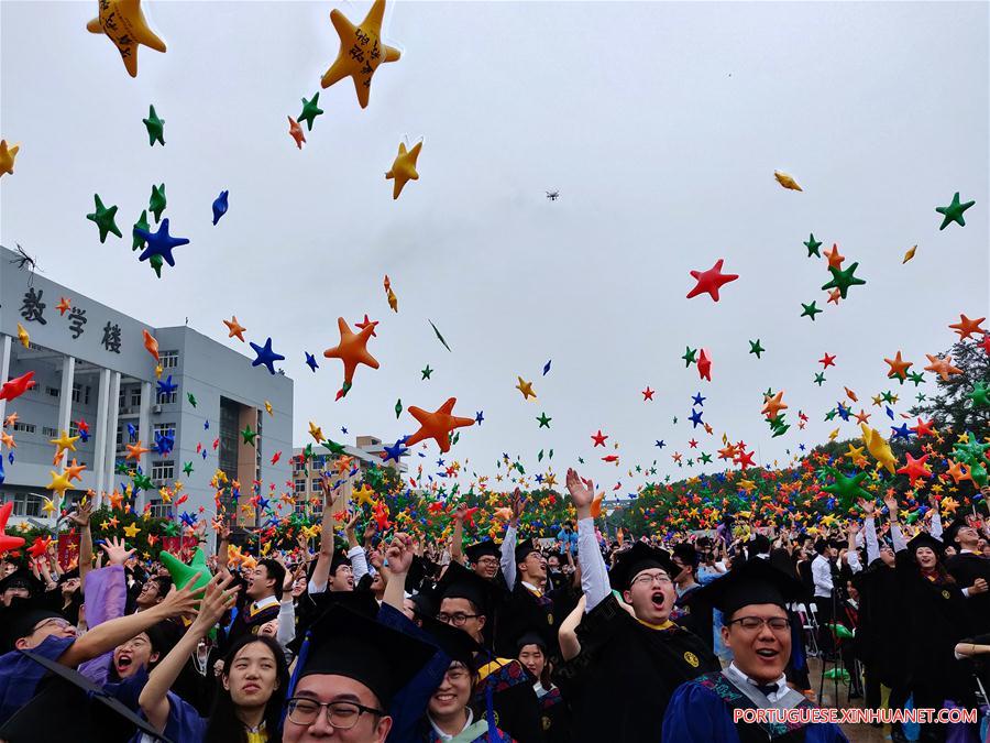 Cerim?nias de gradua??o universitária realizadas em toda a China