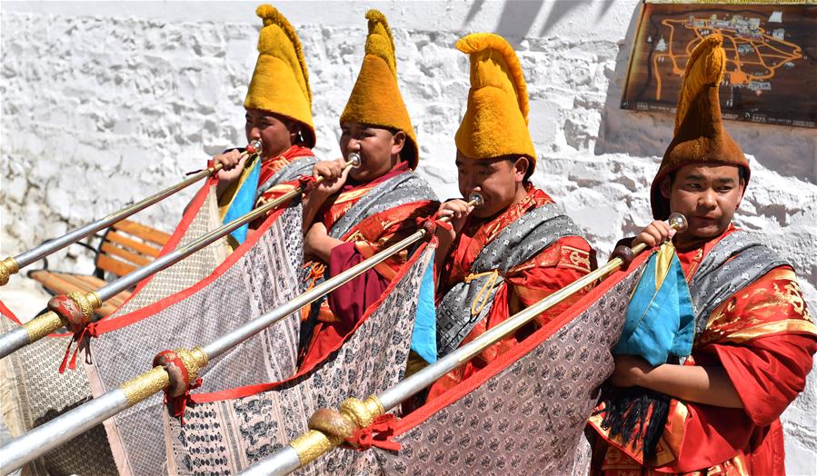 11o Panchen Lama participa de rituais budistas e atividades sociais em Xigaze