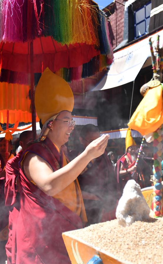 11o Panchen Lama participa de rituais budistas e atividades sociais em Xigaze